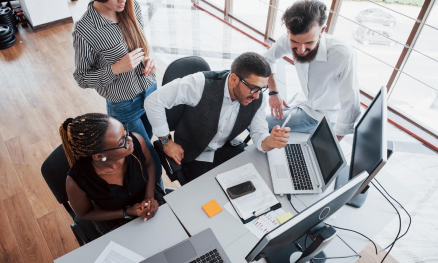 Praktische Anwendung von Finanzwissen im Arbeitsalltag